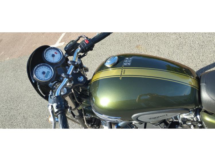 TRIUMPH THRUXTON 900