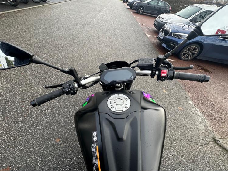 YAMAHA MT-07 + KIT DECO + LIGNE AKRAPOVIC RACING Bridée A2