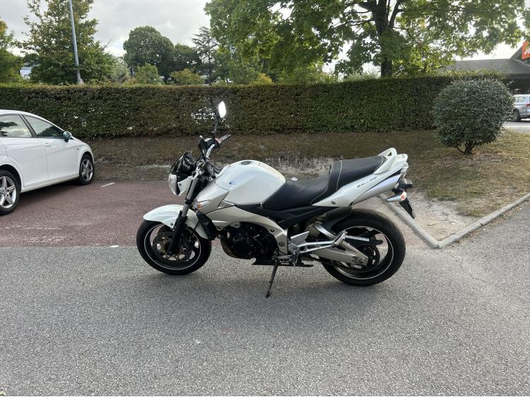 SUZUKI GSR600