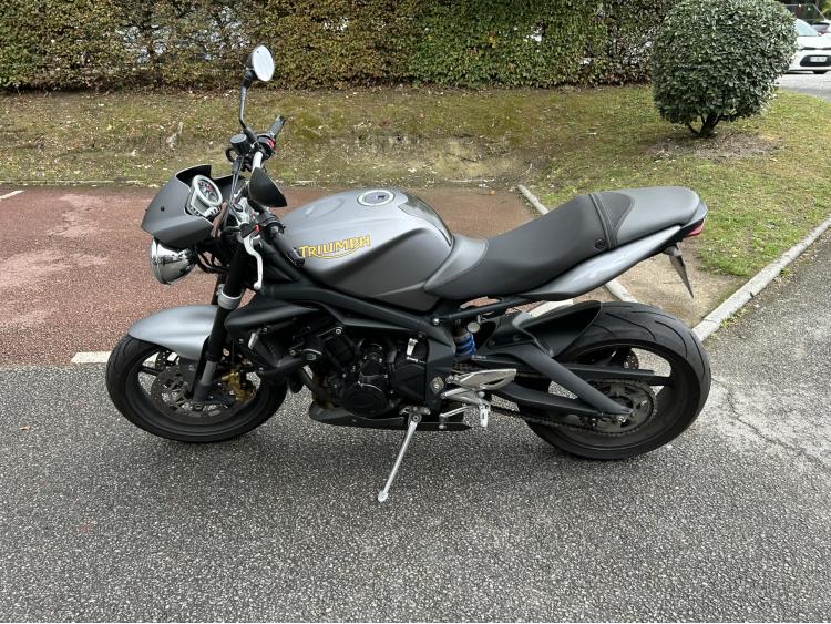 TRIUMPH STREET TRIPLE 675